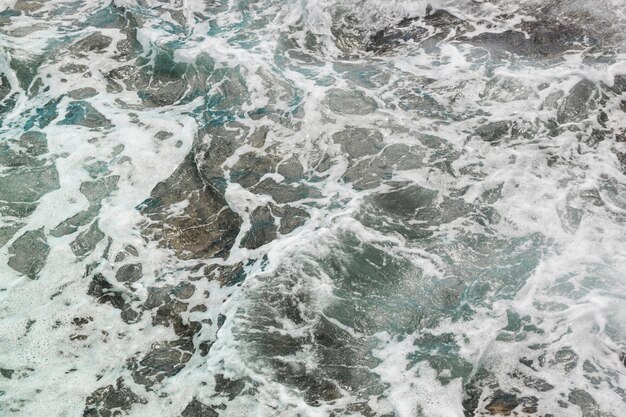 Por encima de las olas de vista en la costa rocosa