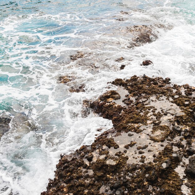 Por encima de la vista del mar tocando la orilla rocosa