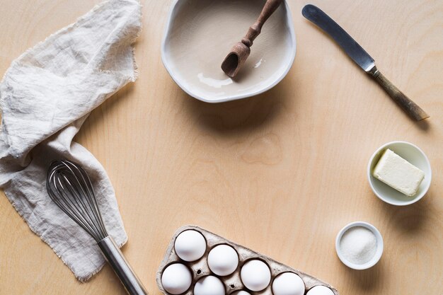 Encofrado con huevos preparados para cocinar