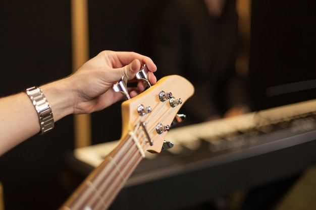 Foto gratuita encordar la guitarra