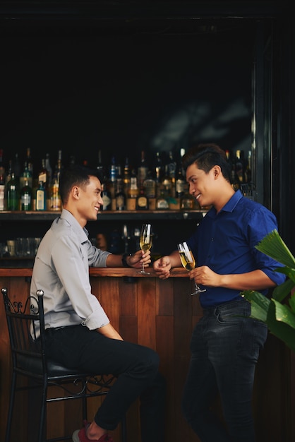 Encuentro con un amigo en el bar.