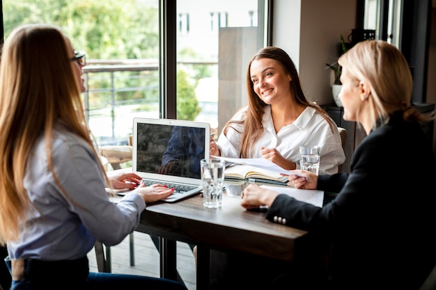 Foto gratuita encuentro empresarial corporativo con mujeres