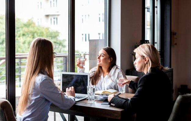 Encuentro femenino de alto ángulo en el trabajo