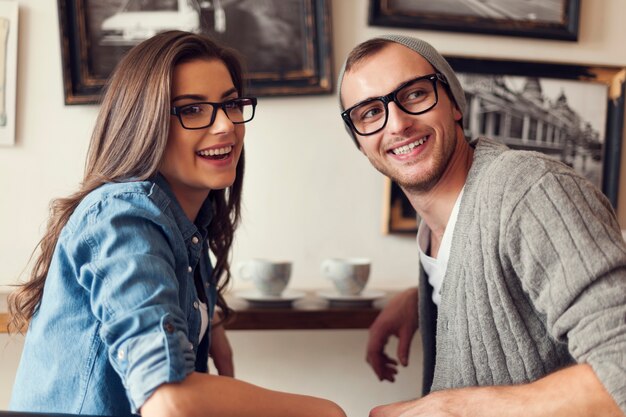 Encuentro con jóvenes amigos en el café