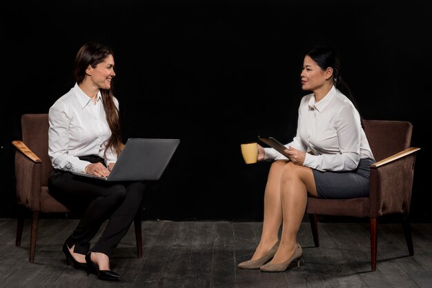 Encuentro de mujeres de alto ángulo