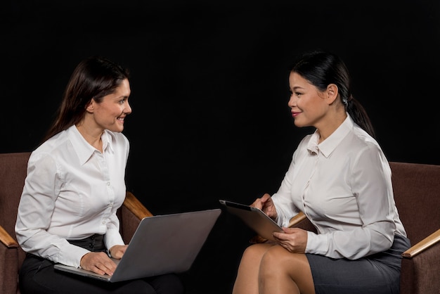 Encuentro de mujeres de alto ángulo