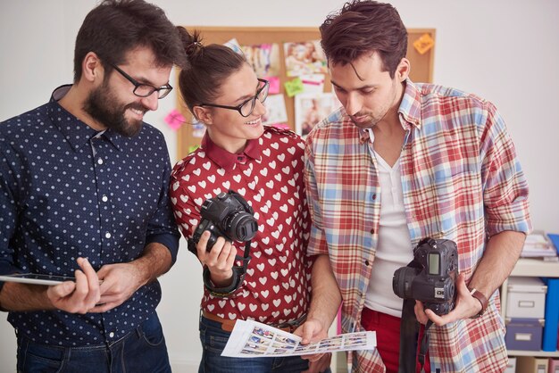 Encuentro con otros fotógrafos en la oficina.