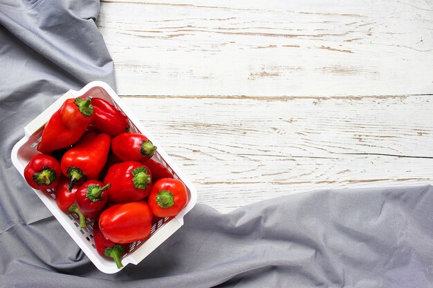 Encurtidos en mesa de madera blanca con pimientos verdes y rojos y ají, hinojo, sal, pimienta negra, ajo, guisantes, primer plano, concepto saludable, vista superior, endecha plana