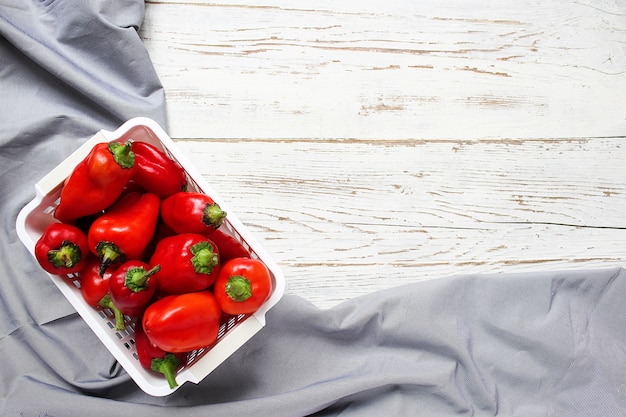 Encurtidos en mesa de madera blanca con pimientos verdes y rojos y ají, hinojo, sal, pimienta negra, ajo, guisantes, primer plano, concepto saludable, vista superior, endecha plana