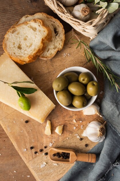 Endecha plana aceitunas parmesanas y ajo en tabla de cortar