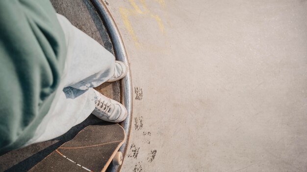 Endecha plana de adolescente con patineta y espacio de copia