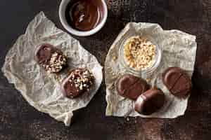 Foto gratuita endecha plana de bombones con nueces molidas