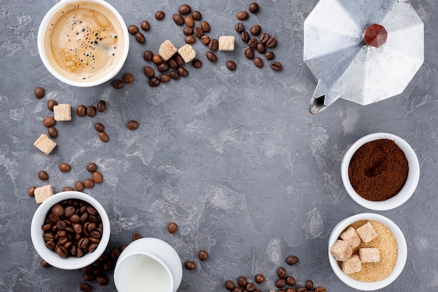 Foto gratuita endecha plana de café con espacio de copia