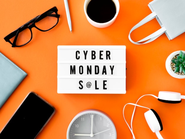 Endecha plana de caja de luz cyber monday con bolsa de compras y café