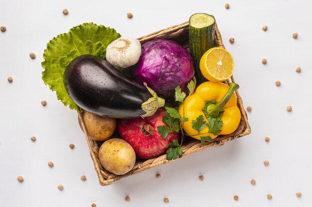 Endecha plana de canasta de verduras frescas