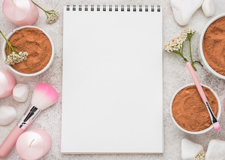 Foto gratuito endecha plana de cuaderno con polvo en tazones y pinceles