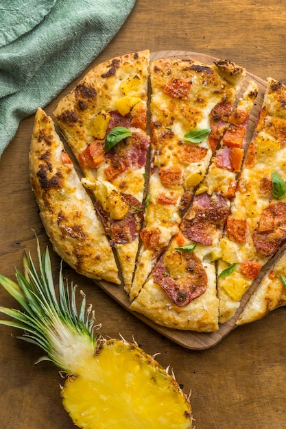 Foto gratuita endecha plana de deliciosa pizza de piña al horno