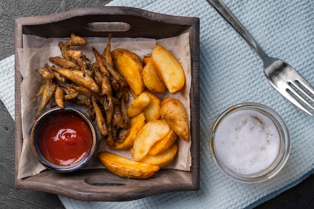 Foto gratuita endecha plana de delicioso pescado y patatas fritas concepto