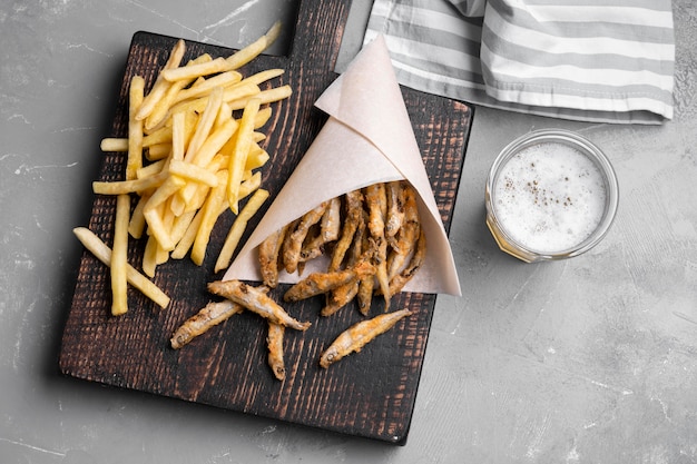 Endecha plana de delicioso pescado y patatas fritas concepto