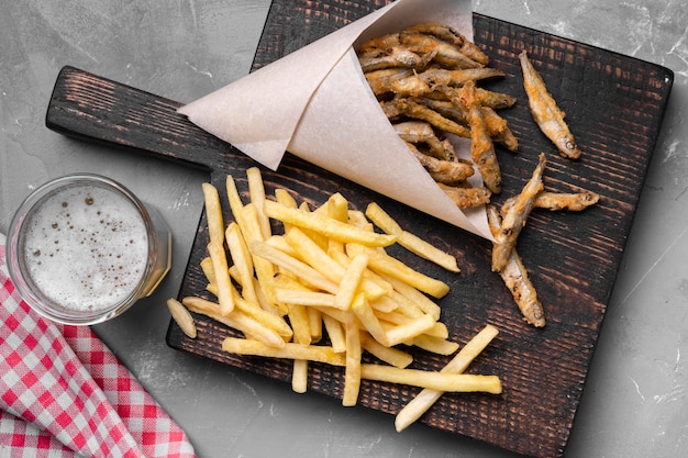 Foto gratuita endecha plana de delicioso pescado y patatas fritas concepto