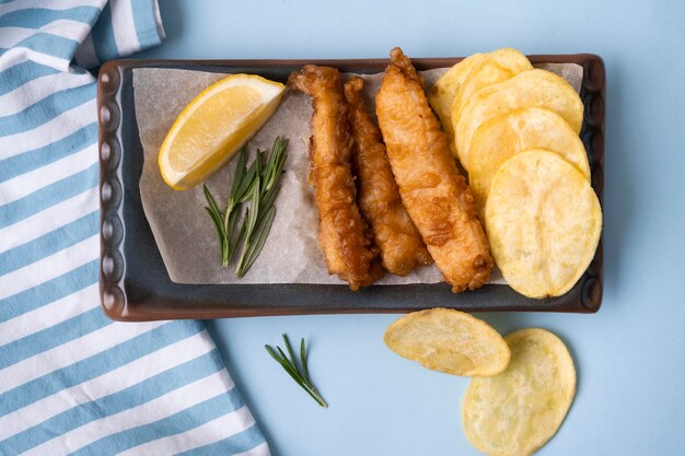 Endecha plana de delicioso pescado y patatas fritas concepto