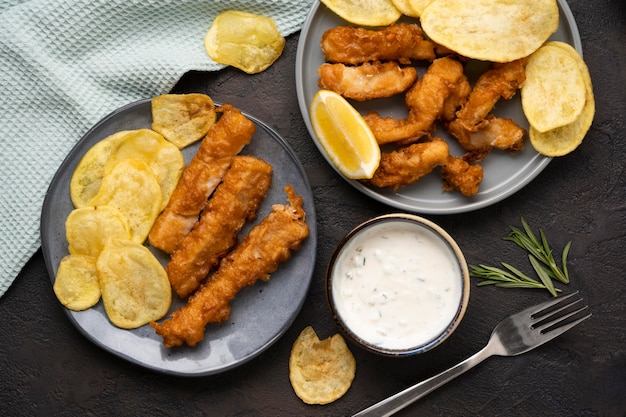 Endecha plana de delicioso pescado y patatas fritas concepto