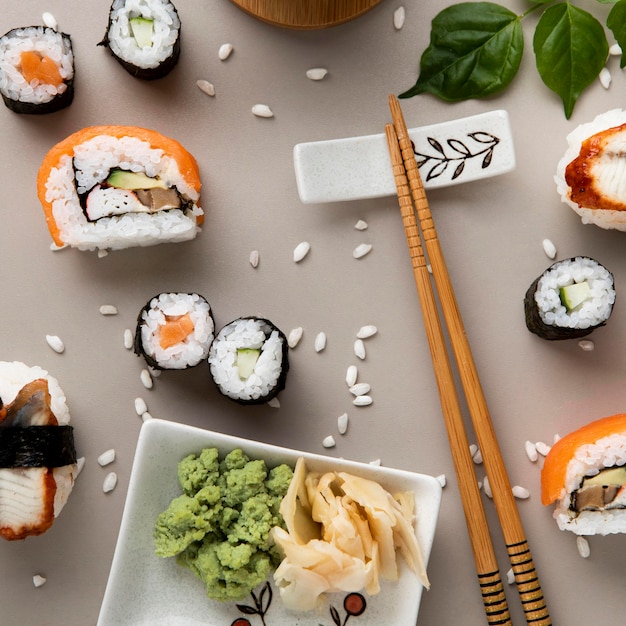 Foto gratuita endecha plana de delicioso sushi con espacio de copia