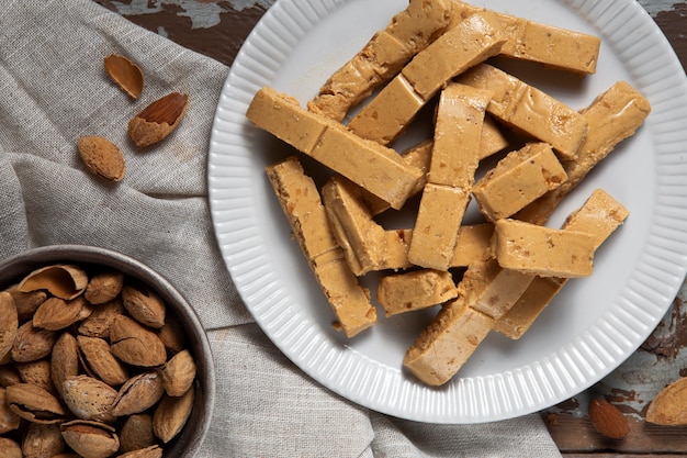 Foto gratuita endecha plana deliciosos turrones y almendras.