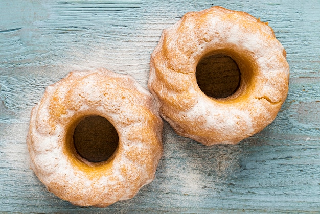 Foto gratuita endecha plana de donas sobre superficie de madera