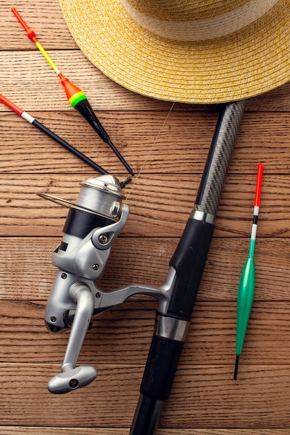 Foto gratuita endecha plana de elementos esenciales de pesca con sombrero y caña