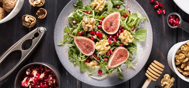 Endecha plana de ensalada de higos de otoño con nueces