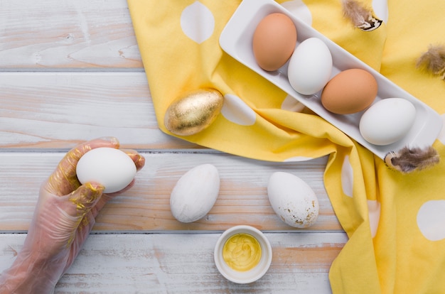 Endecha plana de huevos de pascua con una mano para pintar