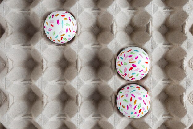 Endecha plana de huevos de pascua pintados en cartón