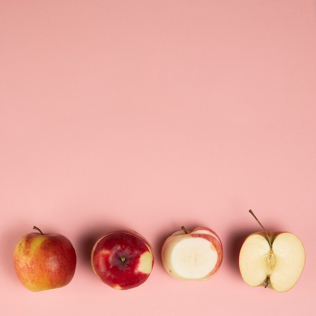 Endecha plana de manzana sobre fondo rosa con espacio de copia