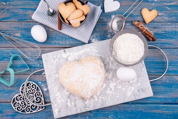 Endecha plana de masa en forma de corazón con galletas de San Valentín