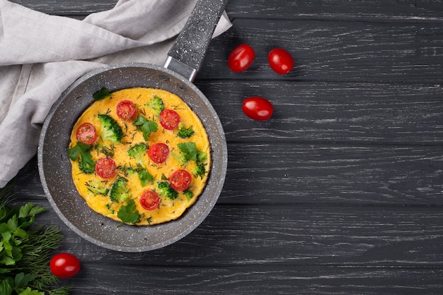 Endecha plana de pan con tortilla de desayuno y tomates