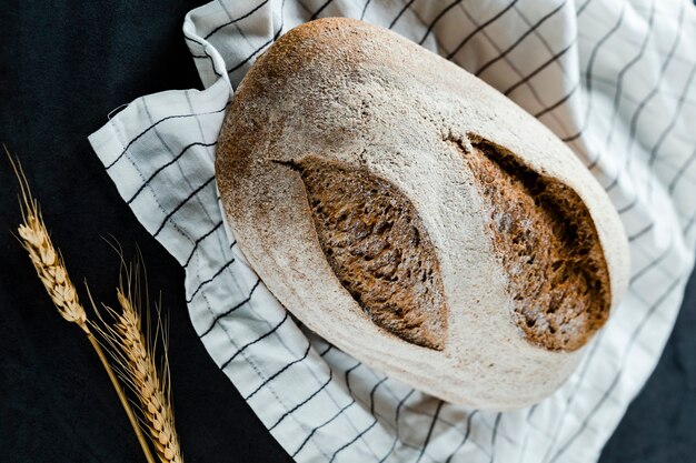 Endecha plana de pan y trigo sobre tela