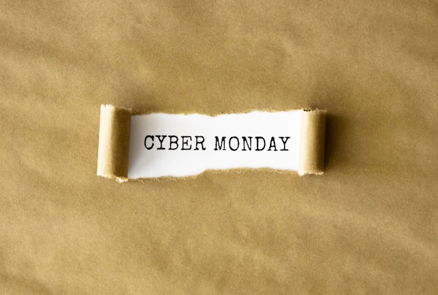 Foto gratuita endecha plana de papel rasgado para la promoción del cyber monday