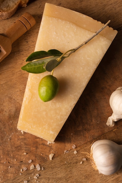 Foto gratuita endecha plana de parmesano y ajo en la tabla de cortar