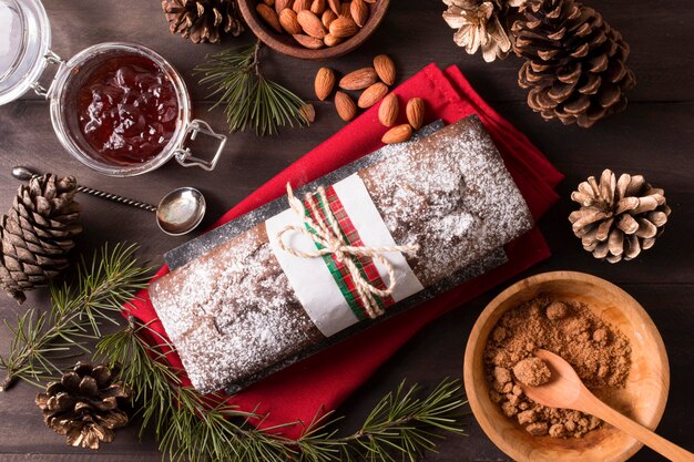 Endecha plana de pastel de Navidad con almendras y piñas