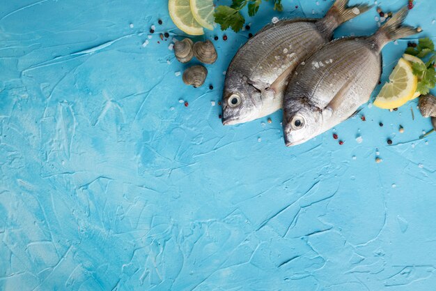 Endecha plana de pescado con limón y espacio de copia