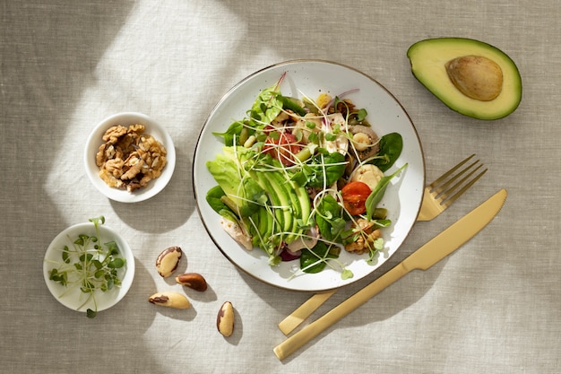 Endecha plana de plato con comida de dieta cetogénica y nueces