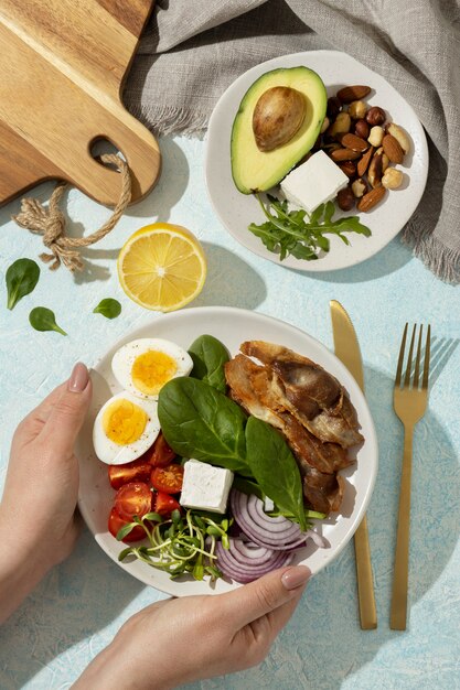 Endecha plana de plato con comida de dieta cetogénica y nueces