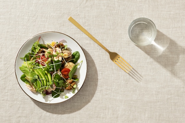 Foto gratuita endecha plana de plato con comida de dieta cetogénica y tenedor dorado