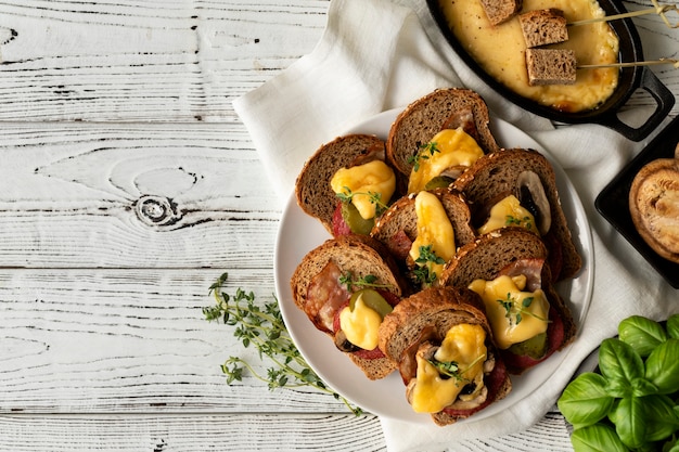 Foto gratuita endecha plana de plato de raclette con deliciosa variedad de comida