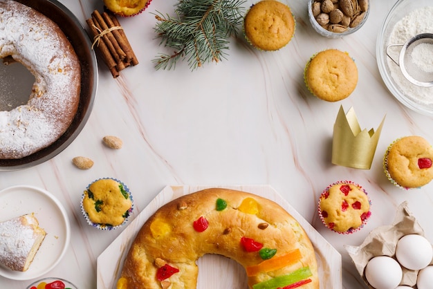 Foto gratuita endecha plana de postre del día de la epifanía con corona y canela