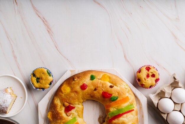 Endecha plana del postre del día de la epifanía con ingredientes y espacio de copia