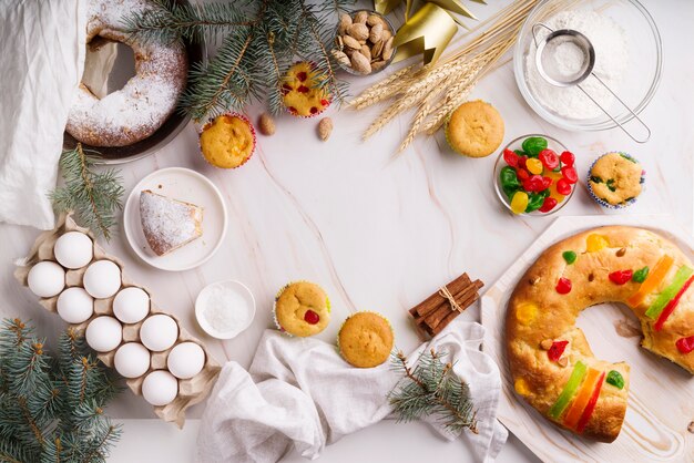 Endecha plana de postre del día de la epifanía con ingredientes