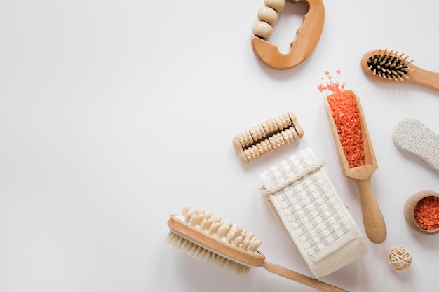 Foto gratuita endecha plana de productos de baño con espacio de copia