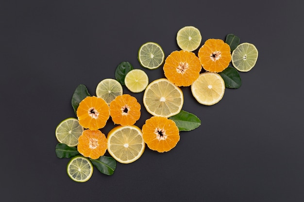 Endecha plana de rodajas de mandarina y limón